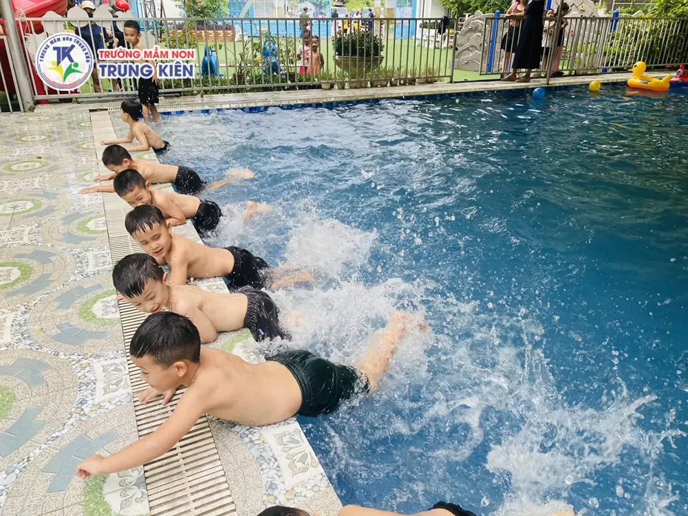 Học bơi tại Mầm non Trung Kiên